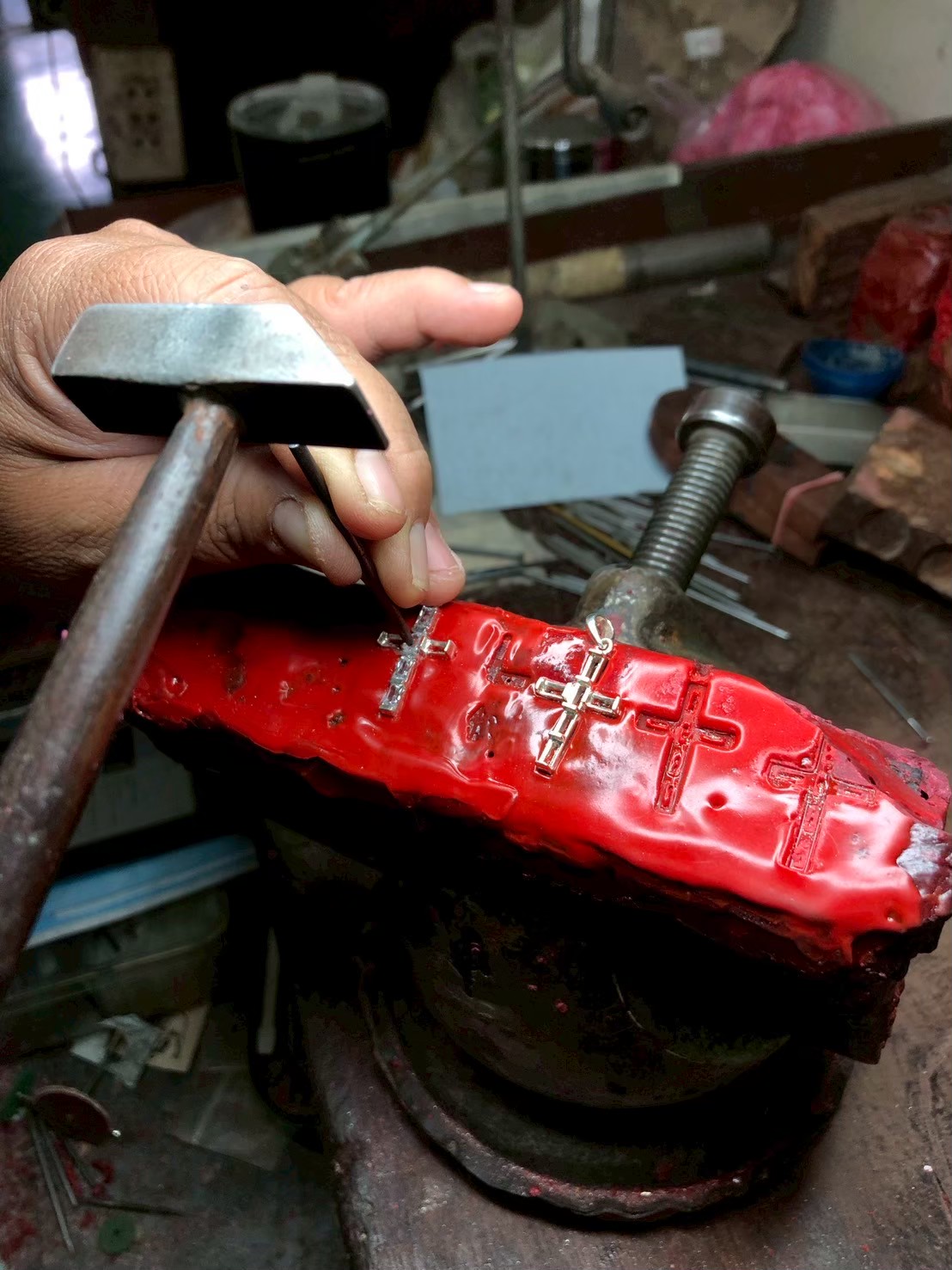 石留め・手仕上げ工程